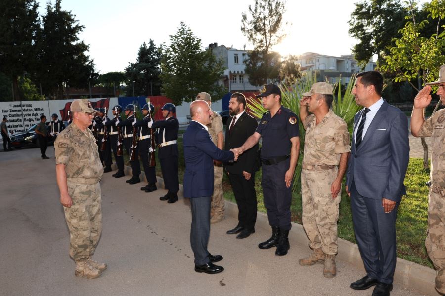 VALİ DR. OSMAN VAROL, İL JANDARMA KOMUTANLIĞI’NDA BRİFİNG ALDI