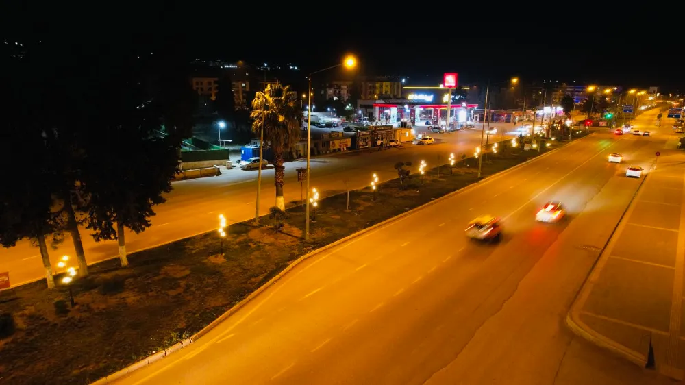 Belediye Ekipleri Valilik Önündeki Aydınlatma Çalışmalarını Tamamladı