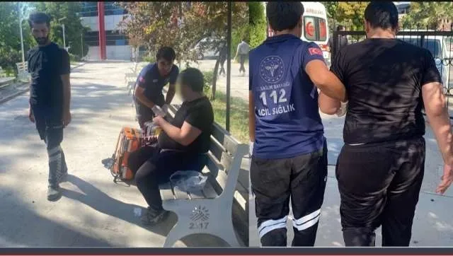 Adıyaman’da, üst geçitten 2.kez atlamaya çalışan genci adliye polisleri yakaladı.