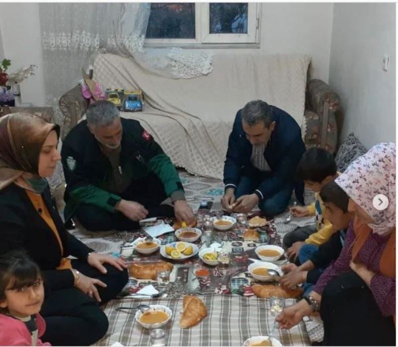 Besni Belediye Başkanı Emre iftar sofrasına konuk oldu