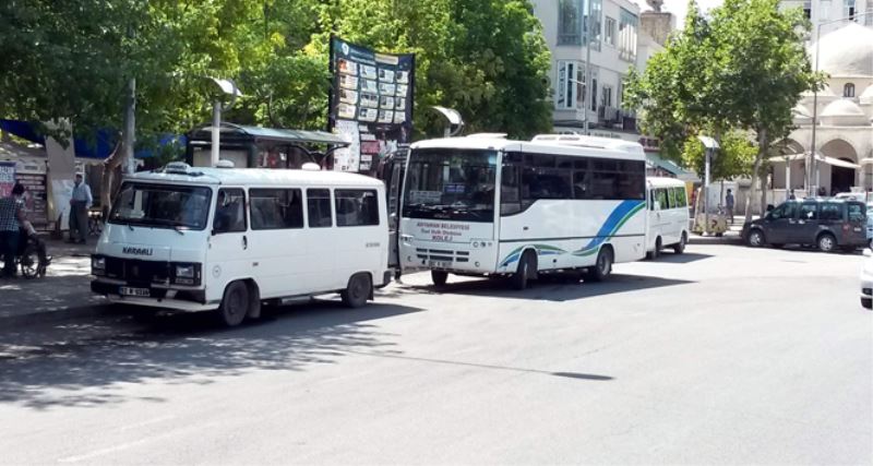 VATANDAŞ DOLMUŞÇUDAN,<br>DOLMUŞCU YOL ÇALIŞMALARINDAN DERTLİ…