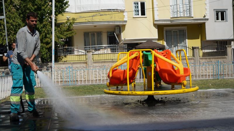 Parklarda Temizlik Seferberliği