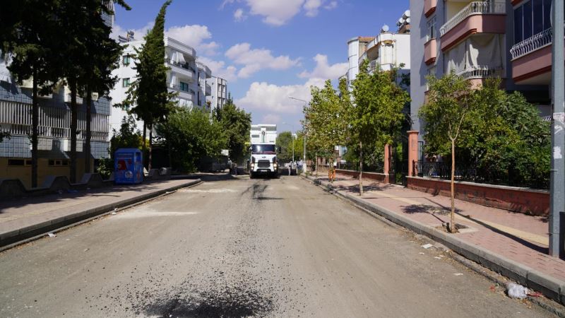 Adıyaman Belediyesi tarafından Alitaşı Mahallesi’nde asfalt serim çalışması yapılıyor.