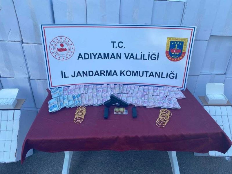 Adıyaman İl Jandarma Komutanlığı unsurları ile Kahta Cumhuriyet Başsavcılığı koordinesinde yapılan çalışma sonucunda Ü.G. isimli şahsın Kaçakçılık yaptığı bilgisi alınması üzerine icra edilen yol kontrol faaliyeti esnasında ş