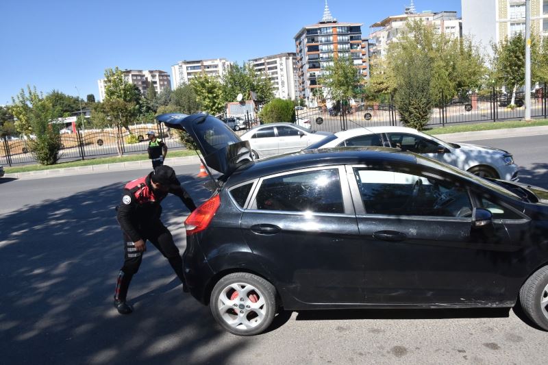 Türkiye geneli “Aranan Şahıslar Ve Aranan Araçlar Uygulaması” kapsamında ilimiz genelinde gerçekleştirilen uygulamada;