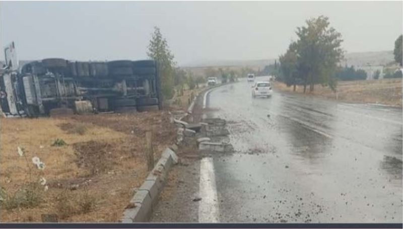 Adıyaman’da kamyon, sürücüsünün direksiyon hakimiyetini kaybetmesi sonucu kontrolden çıkarak refüje çarpıp devrildi.