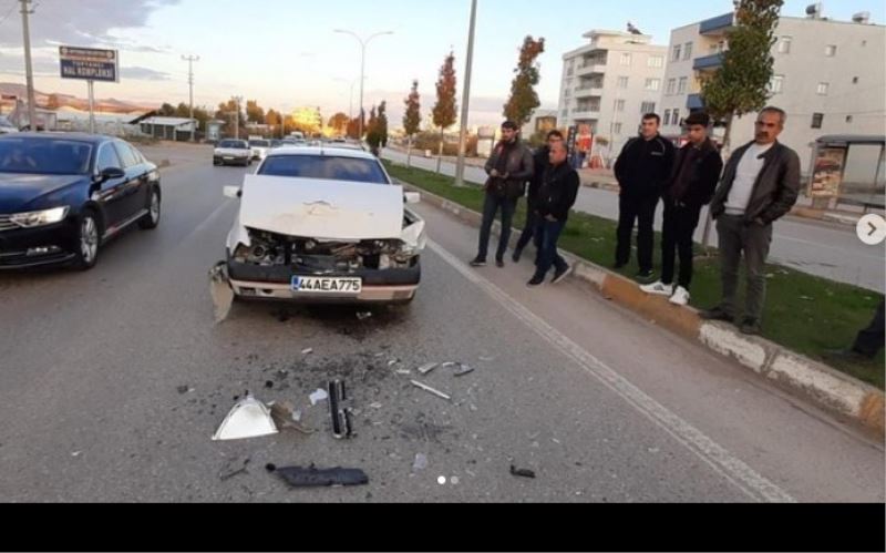 Kırmızı ışıkta bekleyen araca arkadan çarptı 1 yaralı